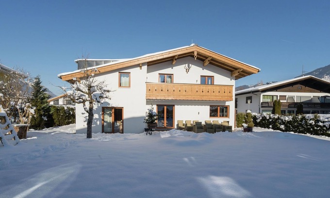 Schuttdorf Ski Chalet | Spacious Chalet with Garden in Salzburg