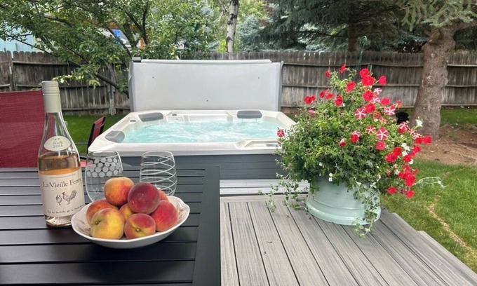 El Jebel House | Spacious, charming 3-bedroom house in lovely Carbondale with WiFi, hot tub, AC.