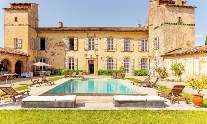 Issus House | Spacious chateau in fabulous Issus with swimming pool and tennis, WiFi