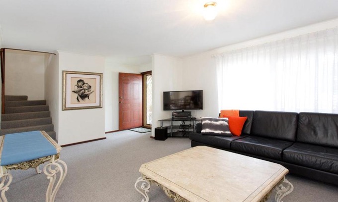 Victoria Park Villa | Spacious City Townhouse close to Burswood