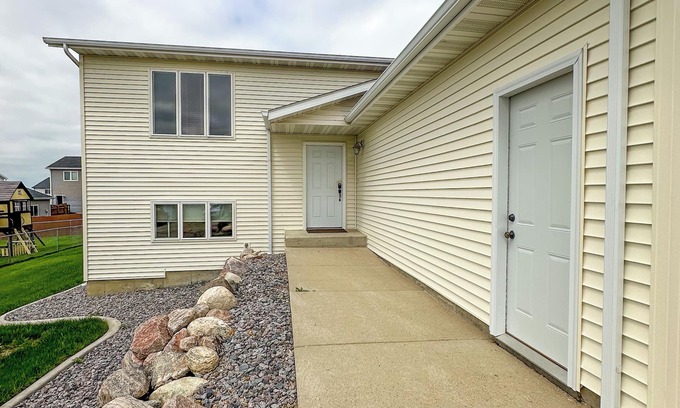 Mandan House | Spacious/Clean 4 Bedroom 2 Bathroom Home away from Home.