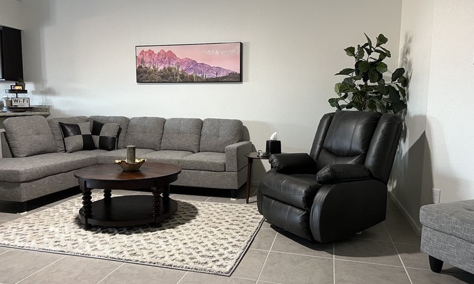 Yuma House | Spacious Clean Pet-friendly Family Townhome