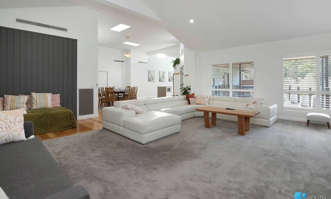 Moruya Heads House | SPACIOUS COASTAL RETREAT an easy walk to river or beach