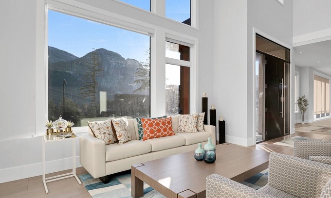 Squamish House | Spacious, comfortable family home situated in a serene location. Stunning views!