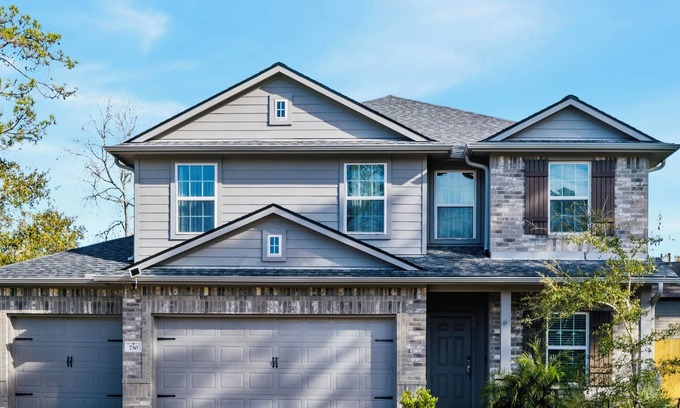 Crosby House | Spacious & Comfy Family Gem: Games ~ Office ~ BBQ! In Crosby, Tx