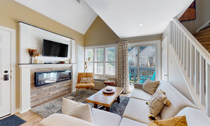Craigleith Condo | Spacious condo w/jetted tub & shared pool/tennis - walk to a lift