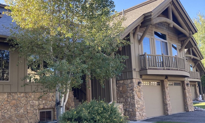 Gallatin Gateway Condo | Spacious Condo on Golf Course & Creek w/hot tub