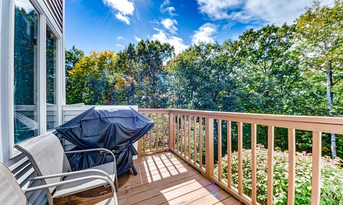 Bartlett Condo | Spacious condo w/private washer/dryer, deck, gas grill, free WiFi, shared pool