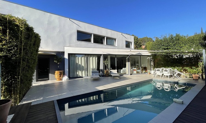 Mont Duplan House | Spacious contemporary villa in town center