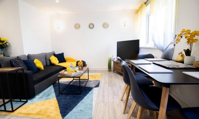 Swindon Apartment | Spacious Contractor Family apartment