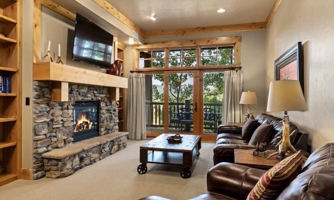 Victor Condo | Spacious corner-unit private condo enjoys western views and resort amenity access!