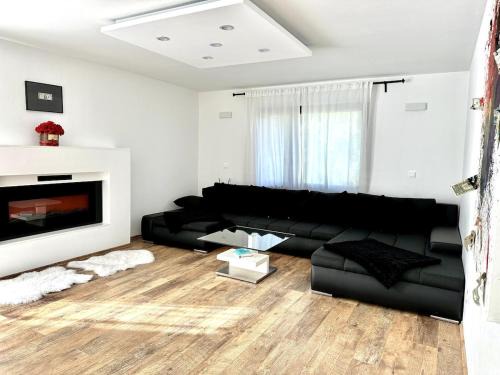 Pesnica Apartment | Spacious Cosy Apt with Pool and Parking