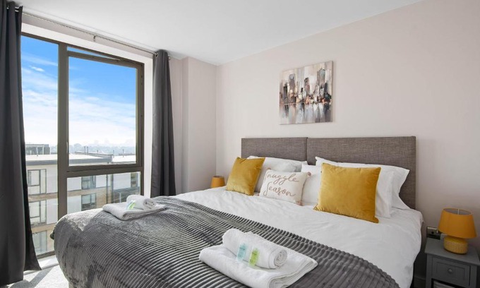 Whittington Apartment | Spacious & Cosy, Netflix, Parking, Colindale Station