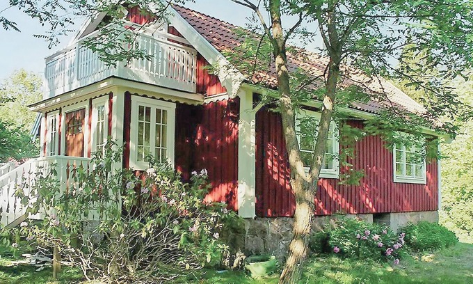Holmsjo House | Spacious cottage in a quiet location in the forest east of Holmsjö and Nävragöl.