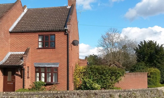 Reepham Cottage | Spacious Cottage in Historic Reepham, Norfolk. Free WiFi. Private Parking