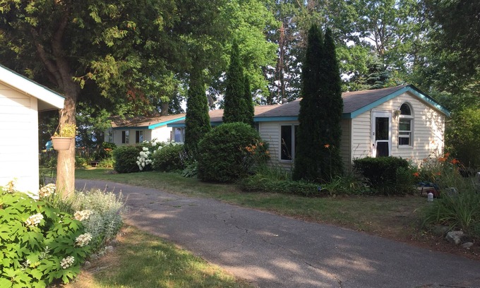 Applegate Cottage | Spacious Cottage Overlooking Lake Huron #2