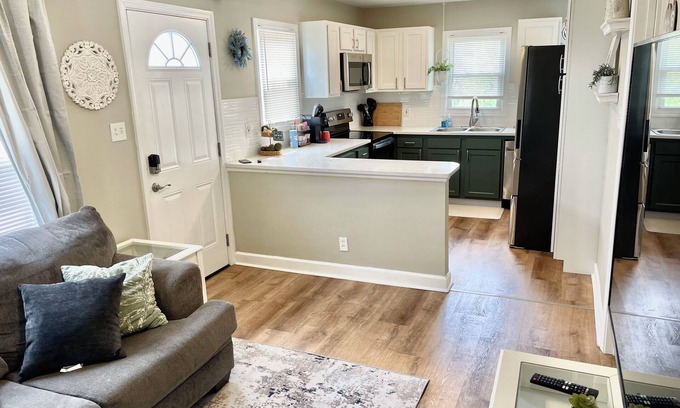 St. Charles House | Spacious Cottage on Main st- Near Downtown