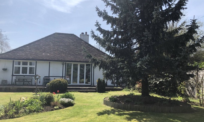 Sevenoaks House | Spacious cottage with beautiful garden and views