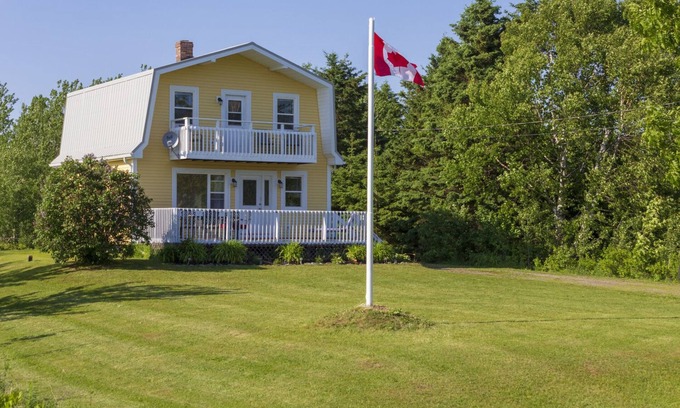 Canoe Cove Cottage | Spacious Cottage with Backyard Built for Hosting