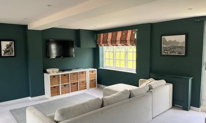Upton Grey House | Spacious Country House in stunning Hampshire village - sleeps 8