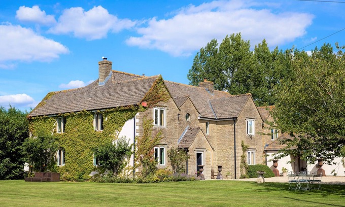 Broad Hinton House | Spacious Country Home with Tennis Court and Hot Tub close to Marlborough