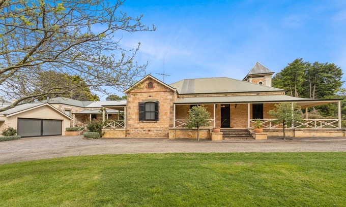 Auburn House | Spacious Country Homestead in the Wine Estate