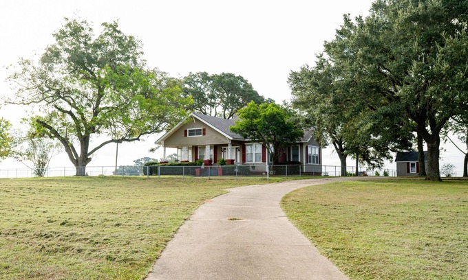 Brenham Other | Spacious Country Living Located In The Heart Of Brenham