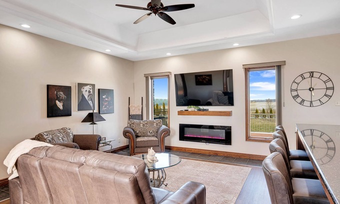 Kingsville House | Spacious country lot, minutes from downtown Kingsville !