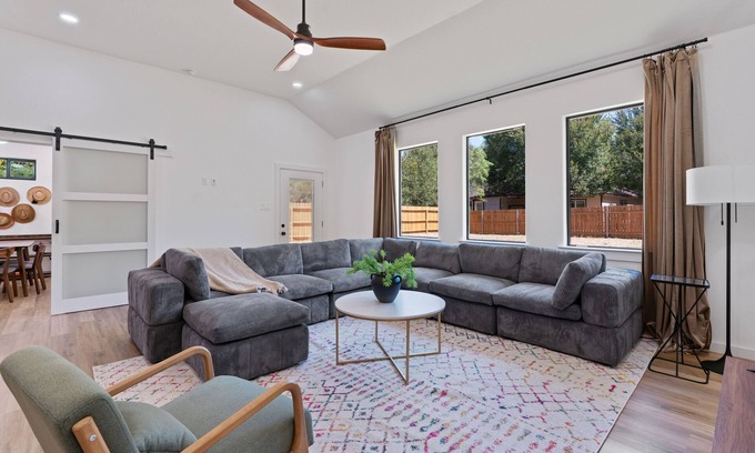 Bastrop House | Spacious country retreat with modern amenities KING SIZE BED & family friendly
