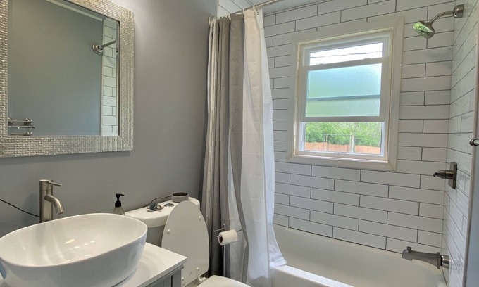Nicholasville House | SPACIOUS country home, Sleeps 6 adults