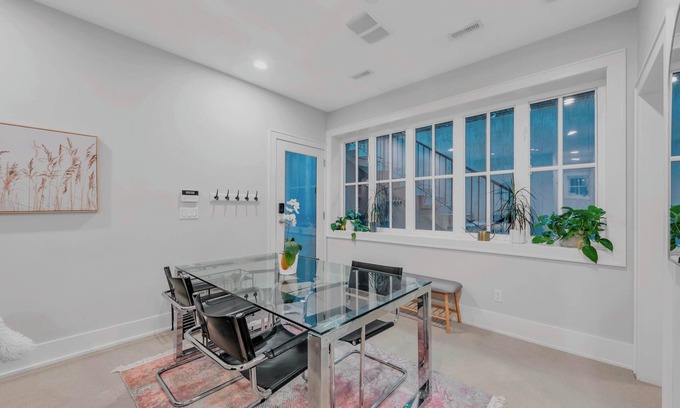 Dunbar House | Spacious & Cozy 1BR/1B Guest Suit with AC/Nearby UBC/Free Parking