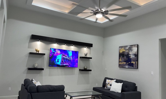 Hidalgo House | Spacious & Cozy 2-bedroom house in delightful Hidalgo W/AC, WIFI & washer/dryer