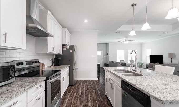 Southside House | Spacious&Cozy! 4BR/5bed/2.5BA Lackland, Missions, Downtown