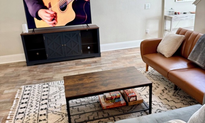 Northeast Houston House | Spacious, Cozy and Clean! 15 miles to Downtown Houston, 18 miles to IAH.