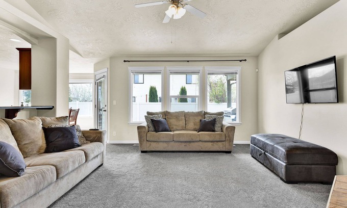 Meridian House | Spacious Cozy Home by Settlers Park - Meridian, ID