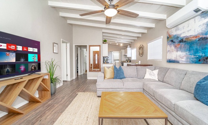 Lawndale House | Spacious & Cozy Home Near LAX ✈️ & Beaches 🏖