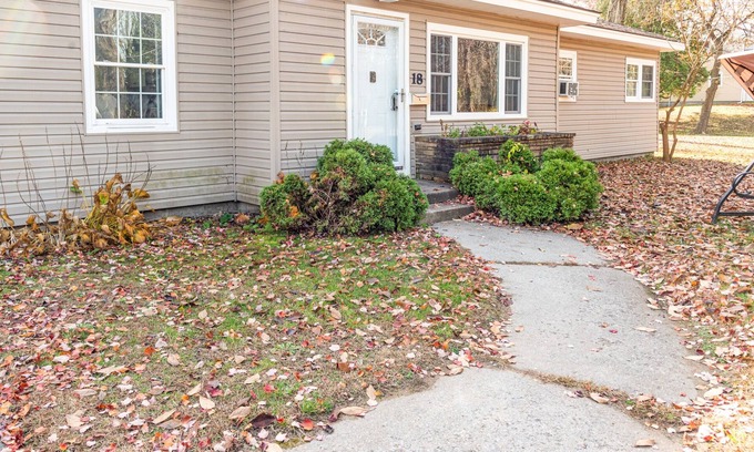 Colonie House | Spacious & Cozy Ranch style home -- 6 min from Albany Airport!