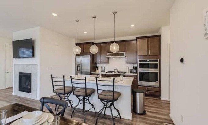 The Pinery House | Spacious Cozy Retreat with Fireplace between Parker & Castle Rock