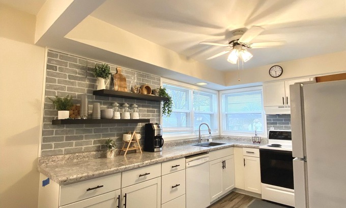 Milwaukee Apartment | Spacious & Cozy Unit in the Heart of Milwaukee