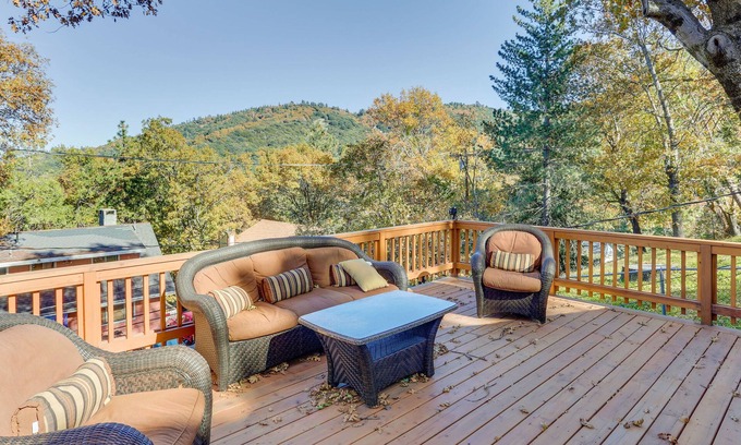 Crestline House | Spacious Crestline Retreat: 1 Mi to Lake Gregory