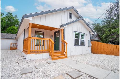 Near East Side House | Spacious Delightful 4 BR 3 BA Close to Downtown