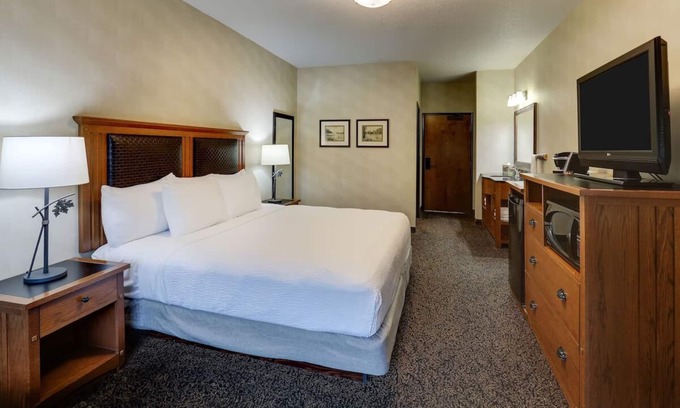 Sioux City Hotel | Spacious Deluxe King Suite, Stoney Creek Sioux, 2 Pools, Parking