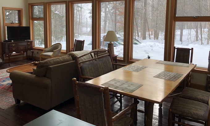 Plymouth House | SPACIOUS DESIGNER HOME RETREAT - GREAT LOCATION