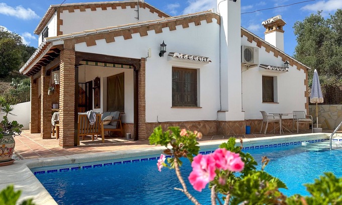 Los Romanes House | Spacious Detached Villa With Private Floodlit Pool