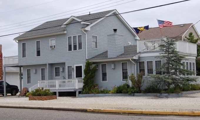 Avalon House | SPACIOUS, DOG FRIENDLY ON 75th ST -WALK TO SHOPS & NIGHTLIFE-1.5 BLOCK TO BEACH