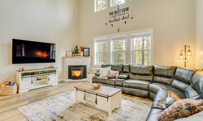 Tamarack Resort House | Spacious Donnelly Family Home w/Private Hot Tub!