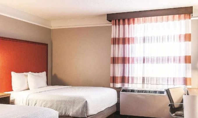 Central Business District Hotel | Spacious Double Queen Room with Views in Downtown NOLA