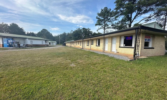 Isabella Apartment | Spacious double sized motel room in Copperhill