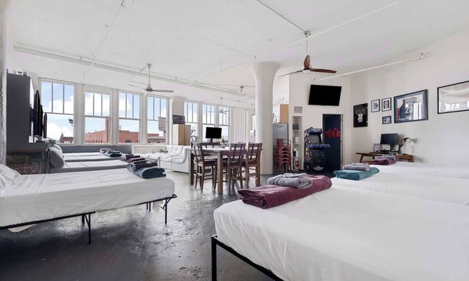 West Main Historic District Apartment | Spacious Downtown Louisville Loft (River View)