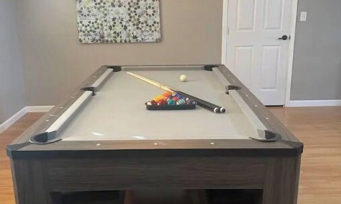 Redmond House | Spacious downtown pad - billiards/ping pong/sauna